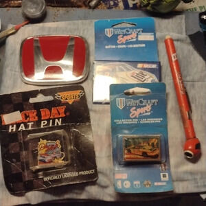 NASCAR Hat pin/tire gauge/collector pin.racing pin/Honda emblem/Boyd Bear w/tag
